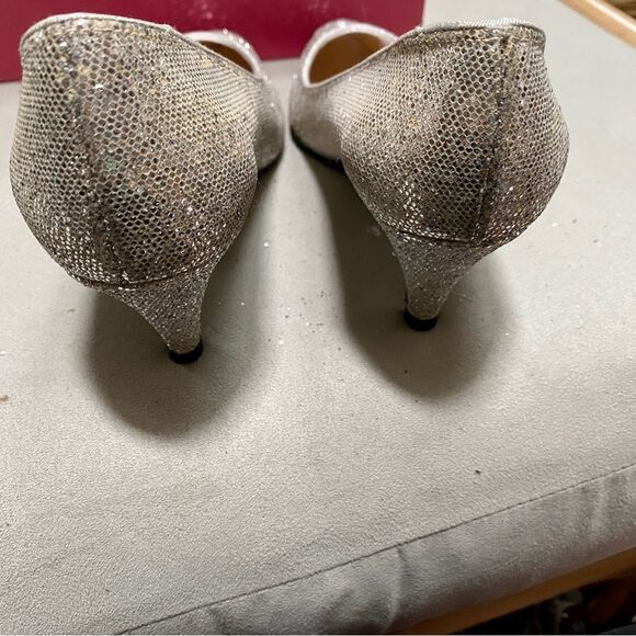 Adorable vintage silver heels by Jacques Levine in size 7 - Picture 3 of 4